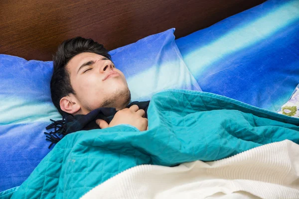 Jeune homme malade ou souffrante dans son lit — Photo