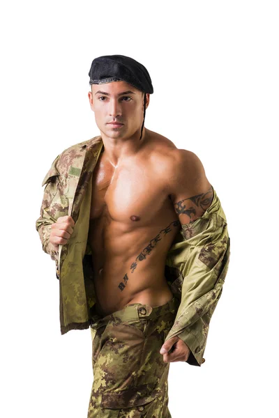 Hombre musculoso en chaqueta y pantalón de camuflaje —  Fotos de Stock