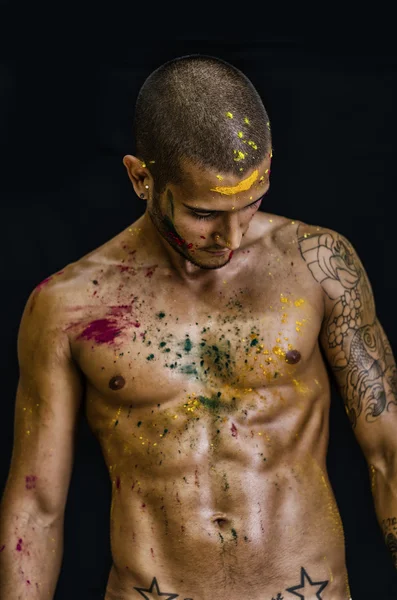 Jovem bonito pintado e pulverizado com honi cor na sua pele — Fotografia de Stock