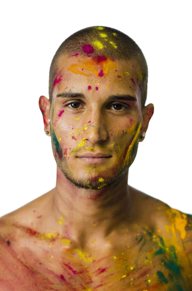 Beau jeune homme avec la peau tout peint avec des couleurs Holi — Photo