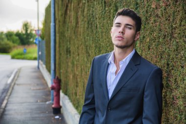 Şık takım elbise açık duran yakışıklı genç adam