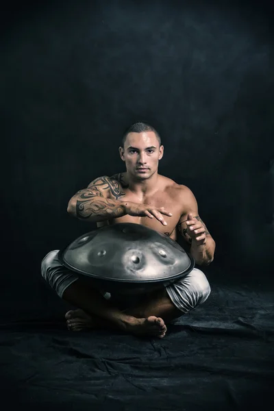 Baterista masculina rufar de tambores de aço no Studio — Fotografia de Stock