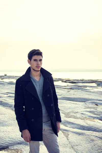 Attractive young man on a lake in a sunny — Stock Photo, Image