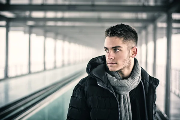 Handsome young man outdoor in winter — Stock Photo, Image