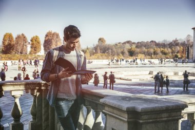 Tarihsel Binanın Dışında Bir Kılavuz Tutan Genç Adam