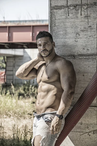 Trabajador de la construcción muscular sin camisa en la construcción de sitio —  Fotos de Stock