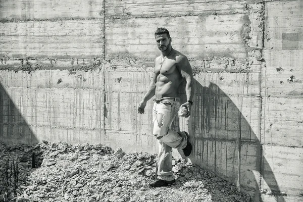 Svalové stavební dělník nemající košili v budování webu — Stock fotografie