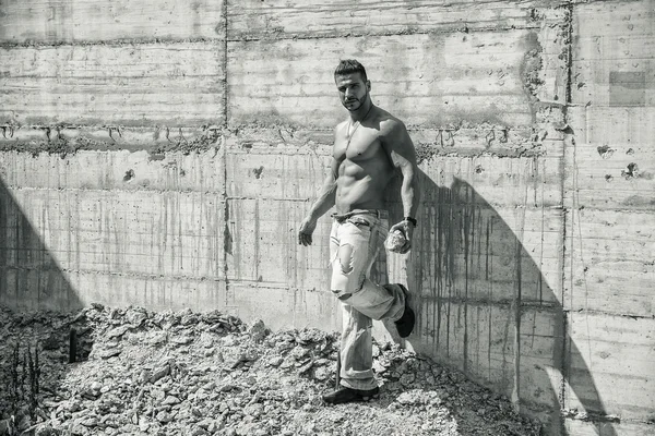 Operaio edile muscoloso torso nudo in cantiere — Foto Stock