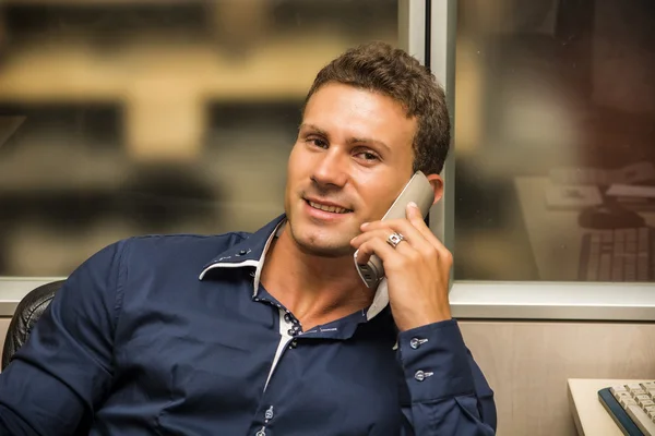Ung manlig arbetare pratar i telefon — Stockfoto