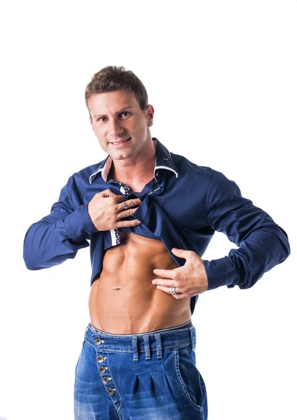 Młody człowiek wyświetlanie jego mięśni tułowia — Zdjęcie stockowe