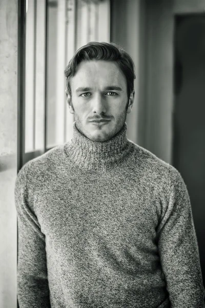 Uomo serio bello in piedi all'interno di edificio moderno — Foto Stock