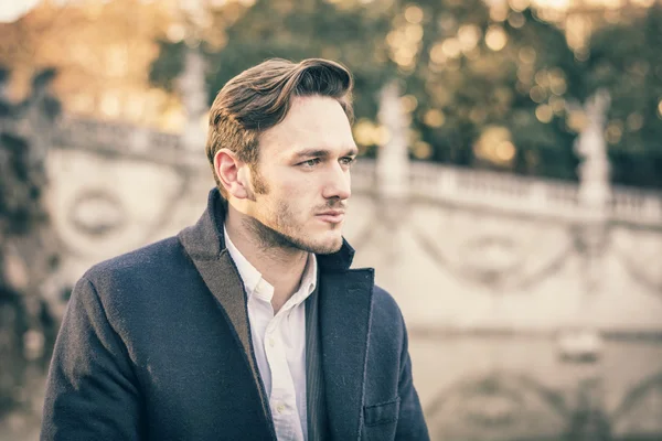 Guapo joven hombre al aire libre en invierno moda —  Fotos de Stock