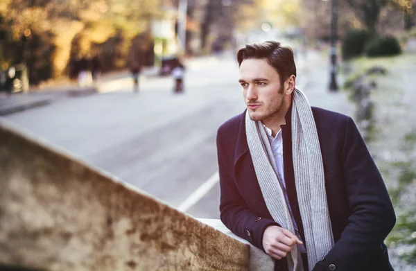 Guapo joven hombre al aire libre en invierno moda — Foto de Stock