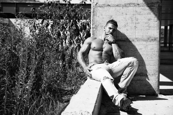 Без рубашки мышечной молодой человек, Открытый против бетонная стена — стоковое фото