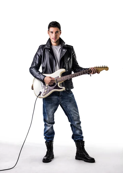 Mann in Lederjacke, e-Gitarre spielen — Stockfoto