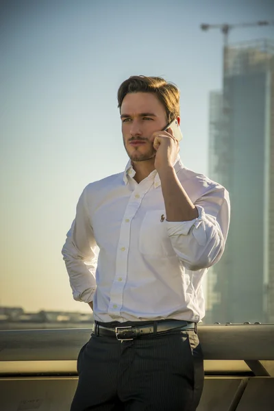 Moderní muž talkiing na mobilní telefon, venkovní — Stock fotografie