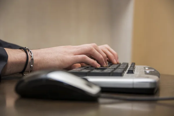 Χέρι ενός ανθρώπου που εργάζονται σε υπολογιστή — Φωτογραφία Αρχείου