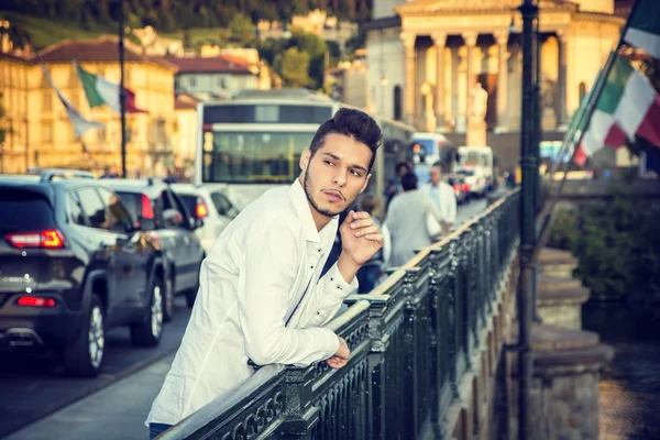 Schöner junger Mann stützte sich auf Brücke Stadt Handlauf — Stockfoto