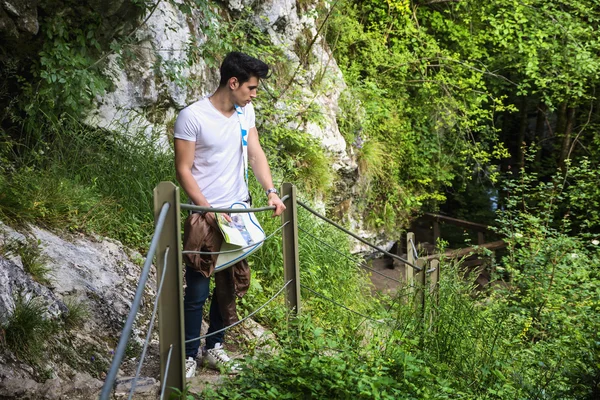 Jonge man zit in natuurpark — Stockfoto