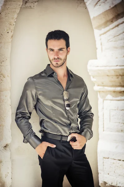 Retrato de hombre guapo con barba ropa elegante — Foto de Stock