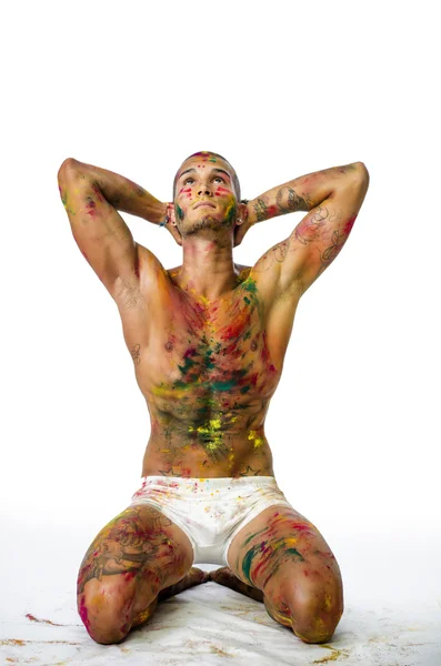 Schöner junger Mann mit Haut, alle mit Holi-Farben bemalt — Stockfoto