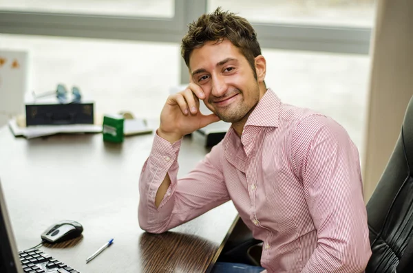 Smiling male office worker at desk working — Stock Photo, Image