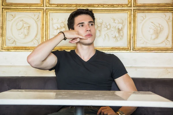 Junger Mann telefoniert während im Café sitzen — Stockfoto