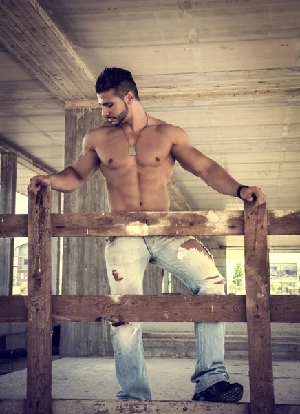 Muscular construction worker shirtless in building site — Stock Photo, Image