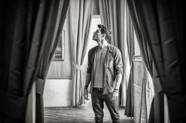 Yakışıklı adam bir rehber bir müze içinde tutan