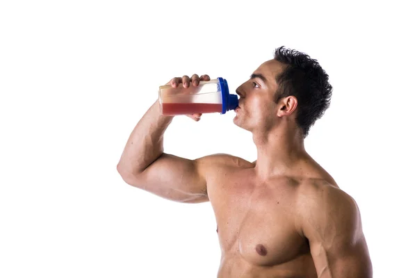 Muscular shirtless male bodybuilder drinking protein shake from blender — Stock Photo, Image