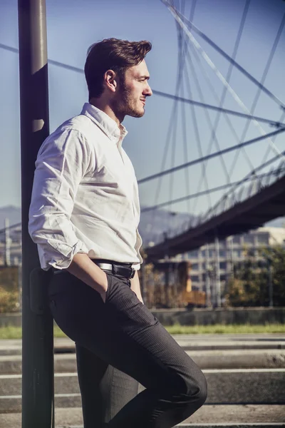 Guapo joven fuera usando camisa blanca — Foto de Stock