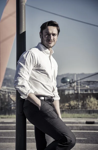 Guapo joven fuera usando camisa blanca — Foto de Stock