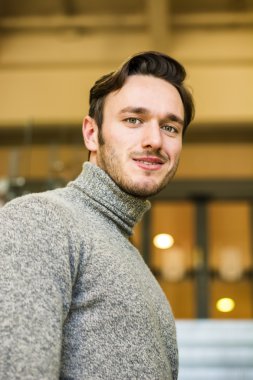 Süveterli Genç Okul Koridorunda Duruyor