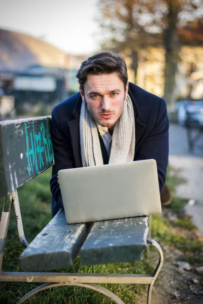 Bello elegante uomo d'affari che lavora in un parco — Foto Stock