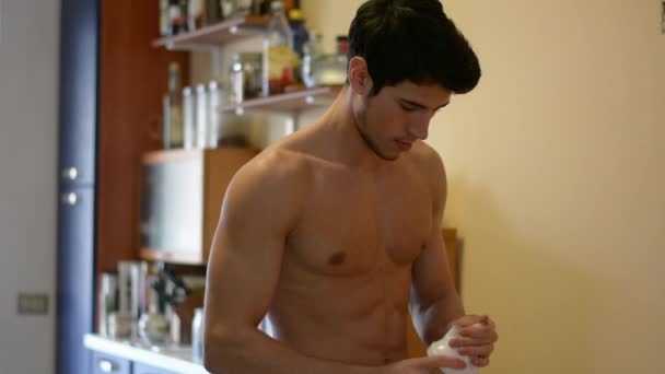 Shirtless joven atlético hombre bebiendo batido de proteína de licuadora — Vídeos de Stock