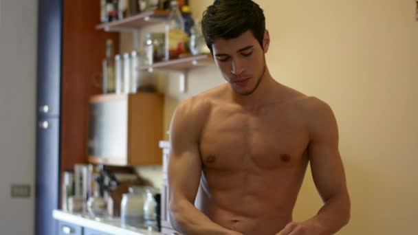 Shirtless joven atlético hombre bebiendo batido de proteína de licuadora — Vídeos de Stock