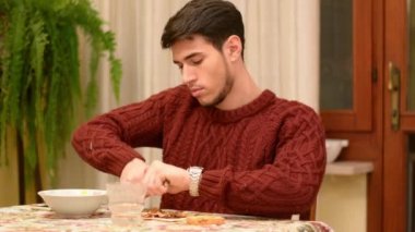 Genç adam Fındıkkıran ile somun çatlama