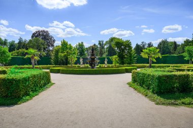 Güney Moravya 'daki Lednice Şatosu' nun çiçek bahçesindeki çeşme UNESCO (Çek Cumhuriyeti)