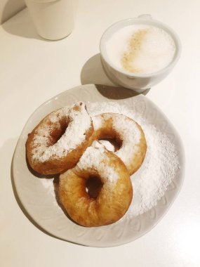 Pudra şekerli ve kahveli lezzetli çörekler.