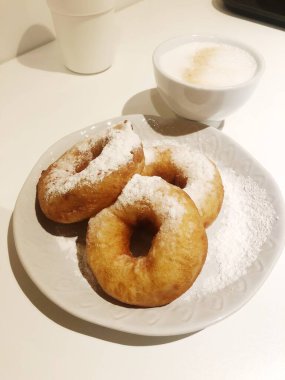 Pudra şekerli ve kahveli lezzetli çörekler.