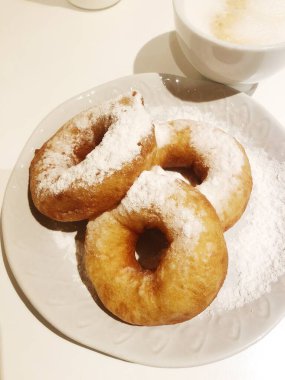 Pudra şekerli ve kahveli lezzetli çörekler.