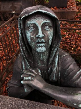 Mezarlıkta güzel bir mermer heykel.