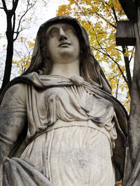 Mezarlıkta güzel bir mermer heykel.