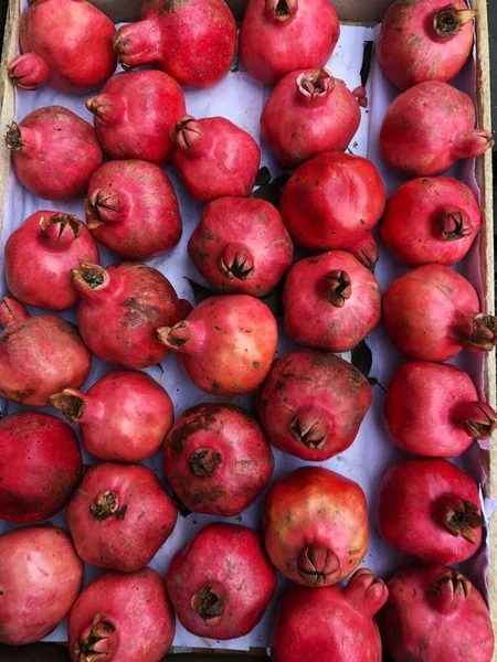 Ripe Juicy Pomegranates Market Macro — Stock Photo, Image