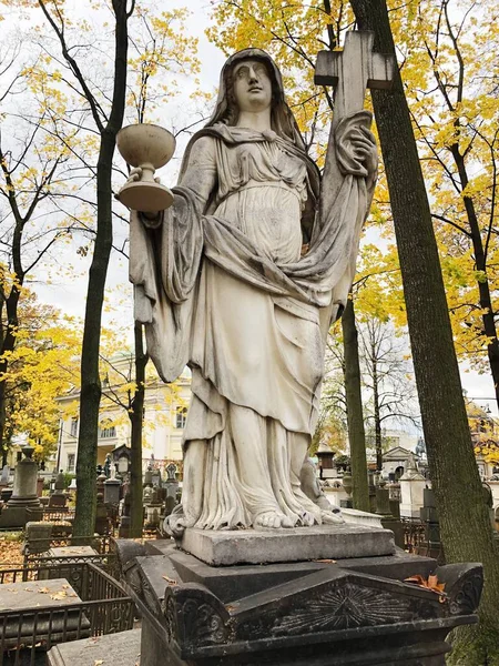 Mezarlıkta Güzel Bir Mermer Heykel — Stok fotoğraf