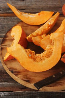 Tahta bir masada taze olgun balkabağı.