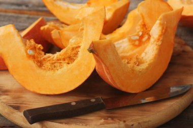 Tahta bir masada taze olgun balkabağı.