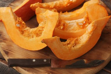 Tahta bir masada taze olgun balkabağı.