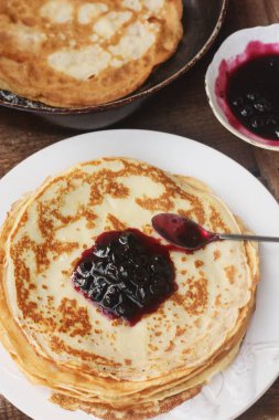 Lezzetli krep ve kuşüzümü reçeli yakından.