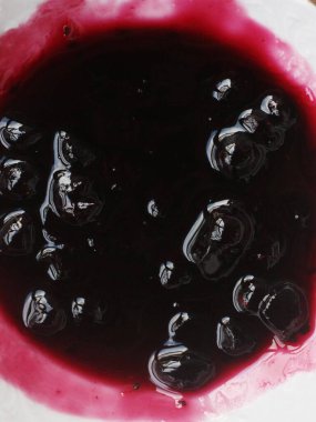 Lezzetli siyah frenk üzümü reçeli. Yakın görüş. 